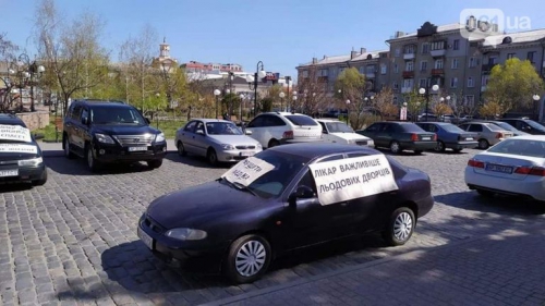 Защити медика: в Бердянске состоялся митинг в автомобилях в поддержку медработников  фото