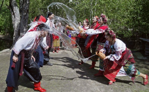 Сегодня Поливальный понедельник: обычаи и запреты дня фото