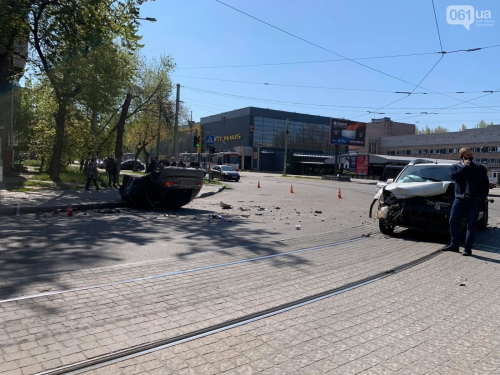 В центре Запорожья произошло ДТП с пострадавшими, одно из авто перевернулось фото