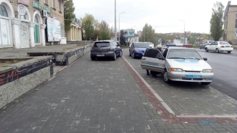 На центральном проспекте в Мелитополе Мазда вылетела на тротуар (фото, видео) фото