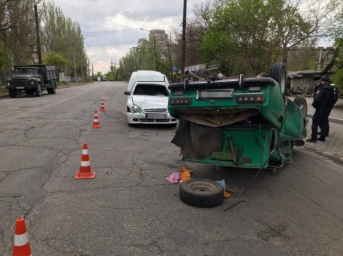 В Запорожье назвали причину ДТП с перевернувшимся Москвичом фото