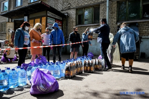 Волонтеры привезли жильцам зараженного общежития продукты (Фото) фото