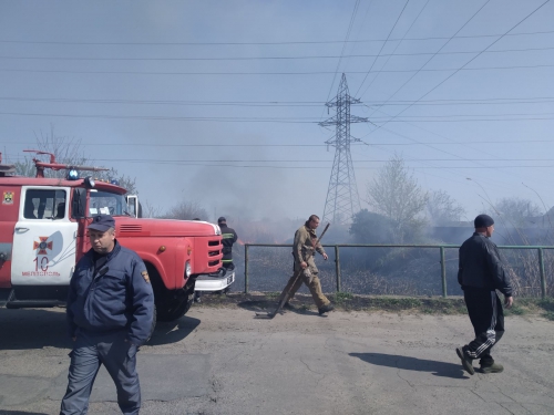 В Мелитополе столб огня доставал до проводов фото