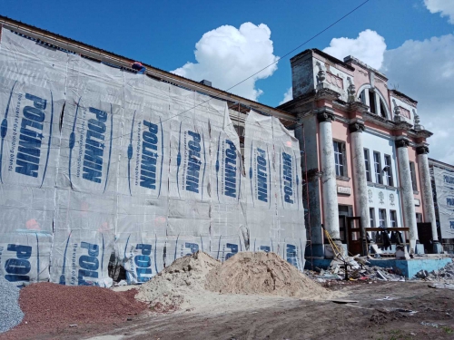 Уникальное здание в Мелитополе стоит одетое в леса фото