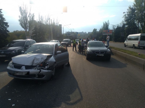 В Запорожье на дамбе дорогу не поделили три иномарки  фото