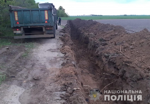 Мелитопольцы воровали трубы с помощью экскаватора и грузовика фото