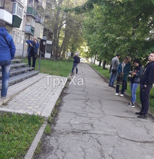 В Харькове в первое утро смягчения карантина возле парикмахерских образовались очереди  фото