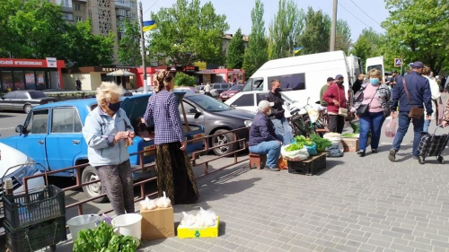 Скандал на стихийном рынке - горожанам обещают помочь. фото