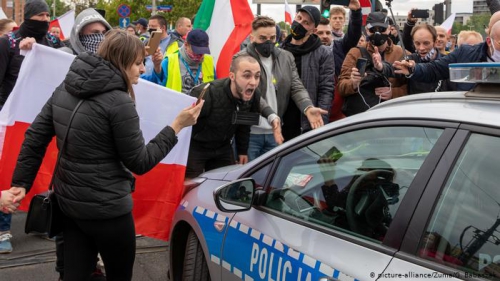 В столице Польши протестовали против карантина – полиция применила газ  фото