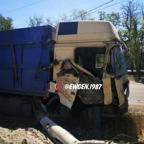 В Мелитополе грузовик сбил электроопору и врезался в дерево фото