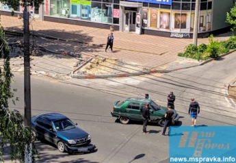 В Мелитополе на центральном проспекте не разошлись Славута и Ланос  фото