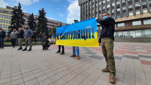 В центре Запорожья провели акцию против капитуляции и реванша фото