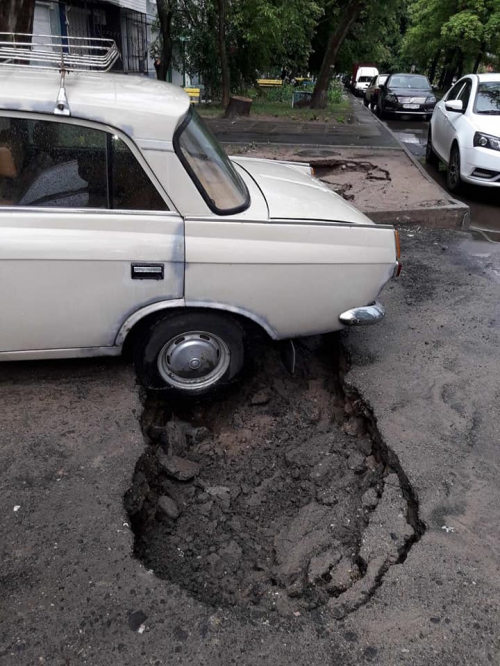  Асфальт “ушел” из-под колес нескольких авто в Запорожье  фото