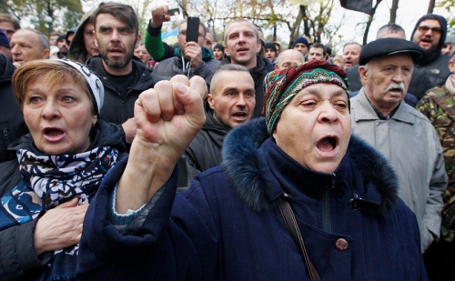 Жители Энергодара вышли на акции протеста из-за общественного туалета фото