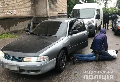 В Запорожье мужчина протаранил полицейский автомобиль и пытался скрыться фото