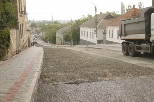 На ул. Интеркультурной асфальт то укладывают, то снимают фото