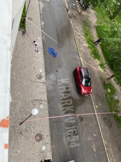 Девочке не было и года: в Харькове женщина с ребенком выбросилась из окна многоэтажки фото
