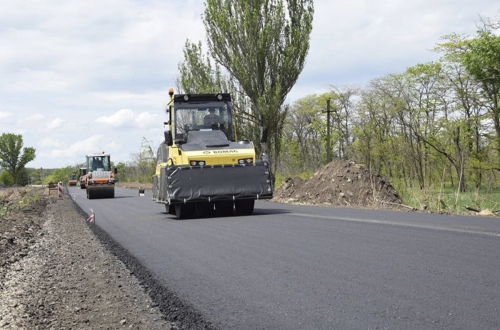 В Бердянском районе продолжается ремонт автодорог курортного направления Н-30 фото