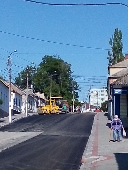 На ул. Интеркультурной второй раз за месяц кладут асфальт фото