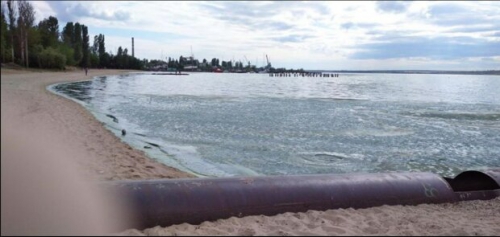 ЧП на Николаевщине: вода на пляжах стала ядовито-зеленой, детали фото