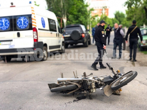 В Бердянске внедорожник протаранил мопедиста  фото