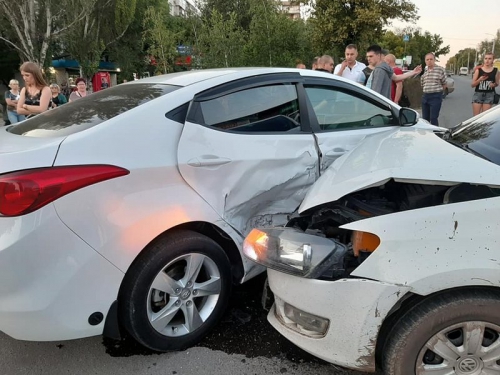 В Запорожье произошло ДТП: в одной из машин была беременная девушка  фото