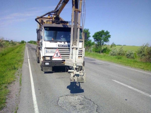 На Запорожье дорожники латают ямы на трассах Что сделали за неделю фото