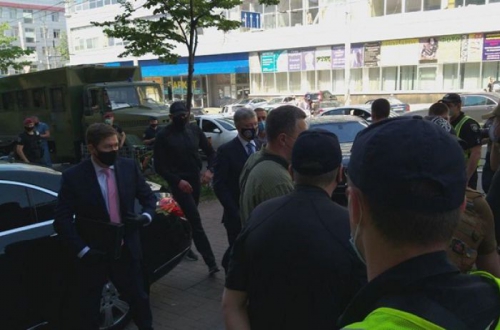 Допрос не состоялся: Порошенко сбежал из ГБР, чтобы не получить подозрение  фото