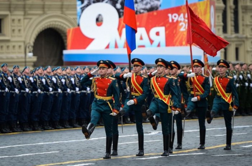 У Путина объяснили, почему Зеленского не позвали на парад в Москву фото