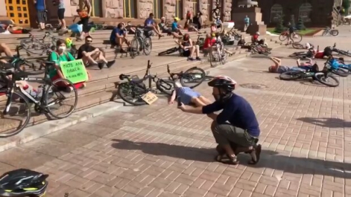 В Киеве новый протест: люди массово попадали на землю. Фото и видео фото