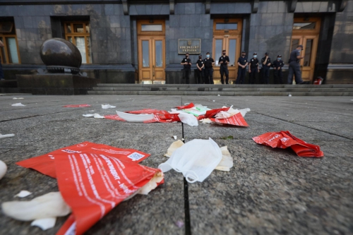 Поклонники Шария после митинга оставили кучу мусора в центре Киева   фото