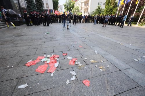 Поклонники Шария после митинга оставили кучу мусора в центре Киева  фото