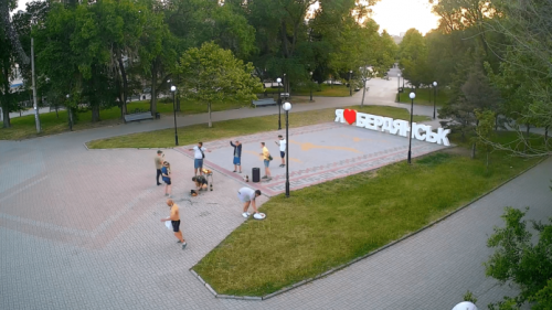 В Бердянске на городской площади парни установили мангал и жарили шашлык  фото