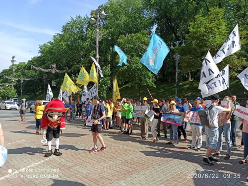 Руководство лагеря из Акимовского района участвует в протестах в Киеве фото