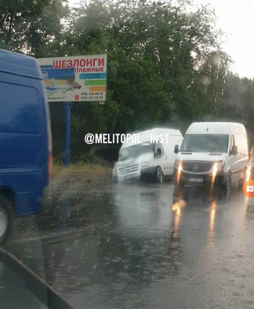 В Мелитополе автомобиль провалился в лужу фото