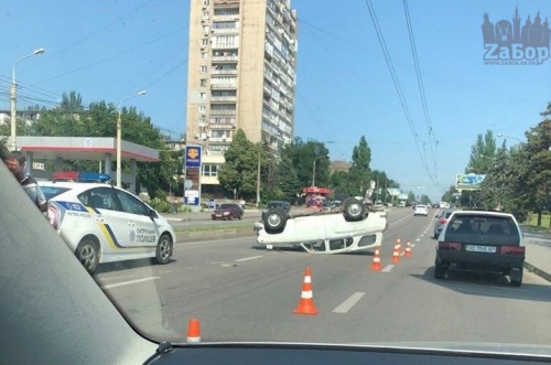 В центре Запорожья, в результате ДТП, перевернулся автомобиль  фото