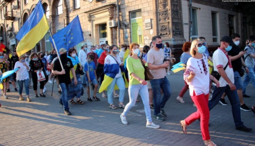 В центре Запорожья прошло массовое шествие  фото