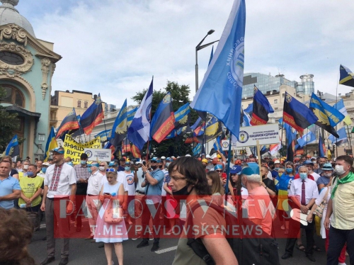 Мы не рабы! Украинцы устроили масштабную акцию протеста под Радой фото