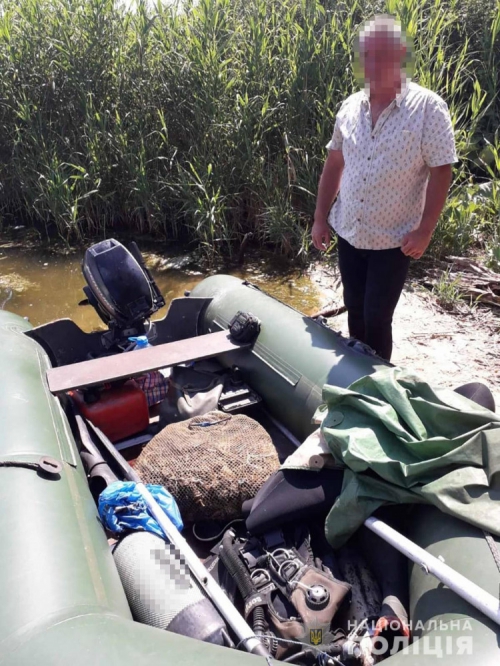 На Каховском водохранилище поймали браконьера с раками фото