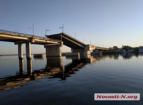 В Николаеве мост начал жить собственной жизнью: движение заблокировано фото