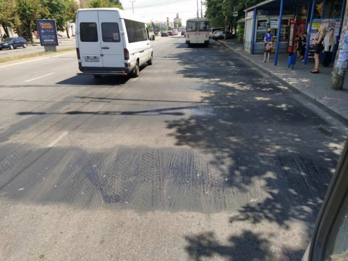 В центре Запорожья из-за жары расплавился асфальт фото