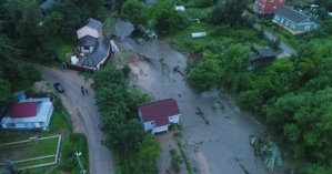 В Подмосковье прорвало дамбу: несколько домов смыло водой фото