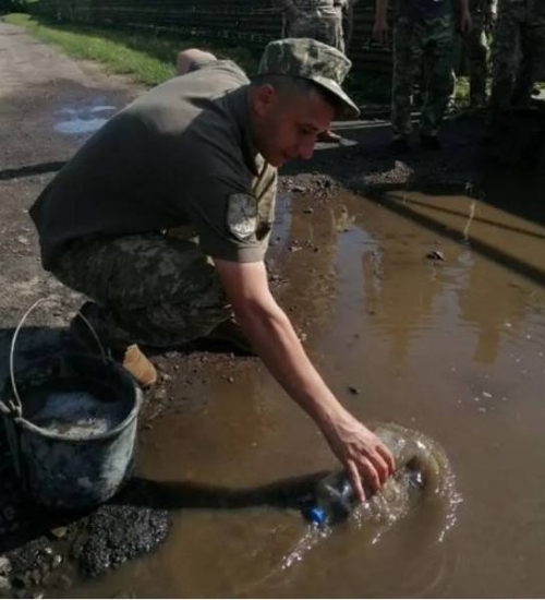 Военных заставили вычерпывать лужи перед приездом Зеленского фото