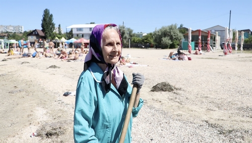 75-летняя бабушка пытается спасти Азовский курорт от нашествия медуз фото