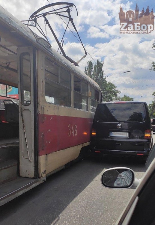 В Запорожье в центре города произошло ДТП с трамваем  фото