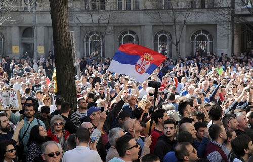 В столице Сербии Белграде мирный протест перерос в массовую драку: Задержан 71 человек фото