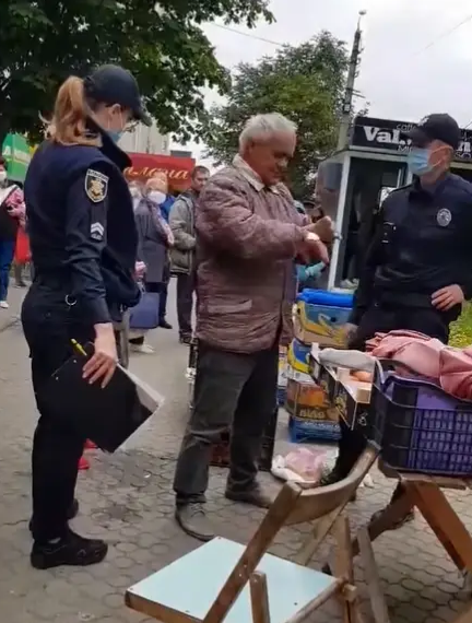 В Черновцах полицейские жестко задержали пенсионера за стихийную торговлю фото