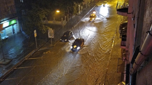 Из-за ливня Харьков ушел под воду: люди плавают на матрасах по улицам  фото