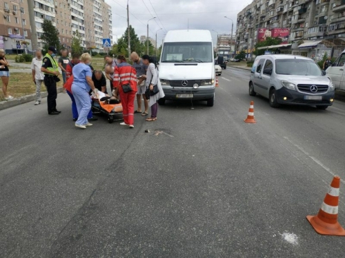 В Запорожье водитель маршрутки сбил женщину фото