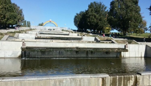 Городской катамаран: в центре Запорожья в фонтане подросток катался на велосипеде фото